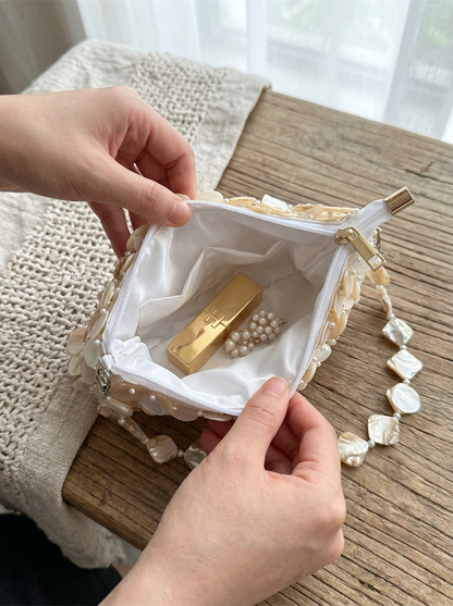 Luxuriöse handgefertigte Clutch mit Perlmutt-Disc für besondere Anlässe und Sommerurlaube