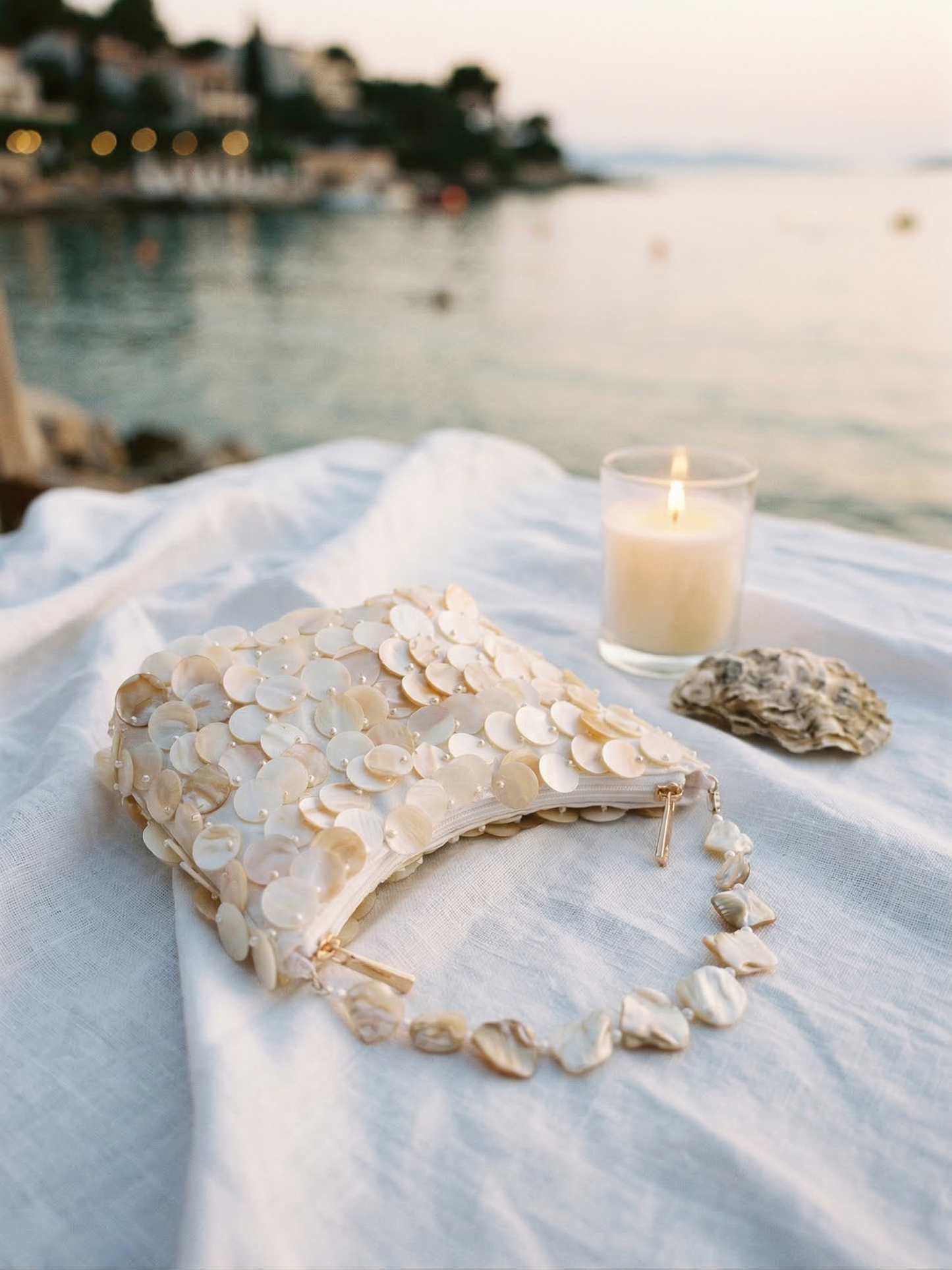 Luxuriöse handgefertigte Clutch mit Perlmutt-Disc für besondere Anlässe und Sommerurlaube