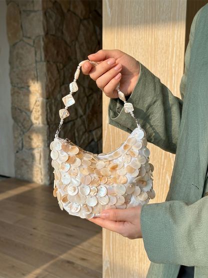 Luxuriöse handgefertigte Clutch mit Perlmutt-Disc für besondere Anlässe und Sommerurlaube